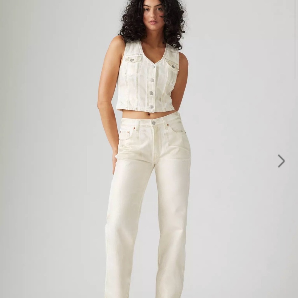 Levi's Women's white coated  Straight Leg Jeans, never been worn - mid rise